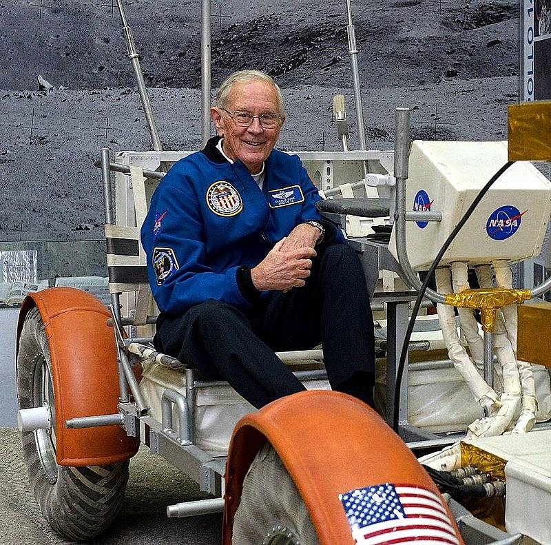 Charles Duke je do současnosti nejmladším člověkem, jaký kdy stanul na Měsíci.