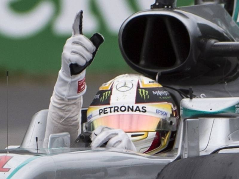 Lewis Hamilton se raduje z triumfu ve Velké ceně Kanady.