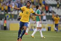 Střelec Brazílie Neymar se raduje z gólu proti Mexiku na Poháru FIFA.