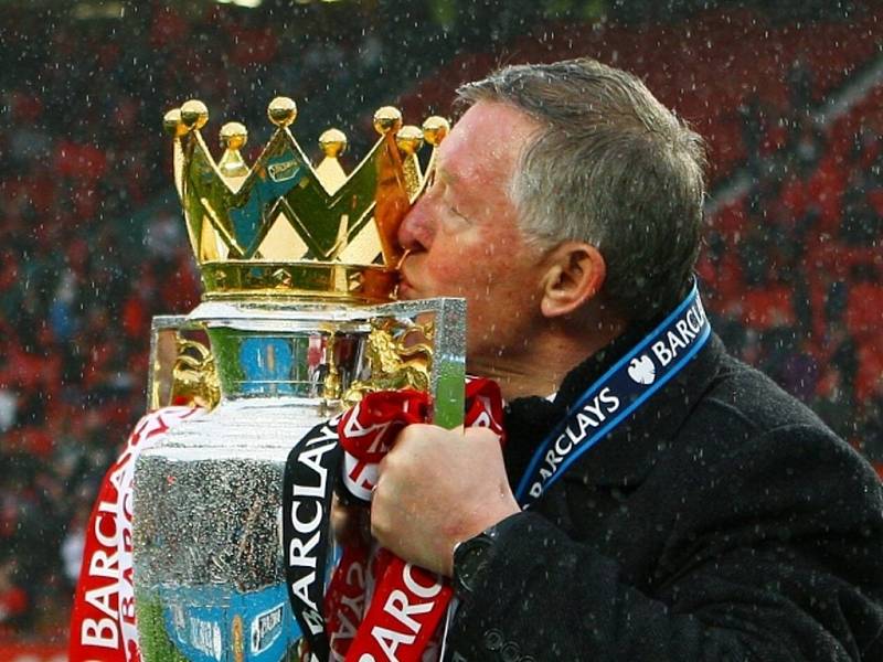 Trenér Manchesteru United Alex Ferguson s trofejí pro šampiony Premier League.