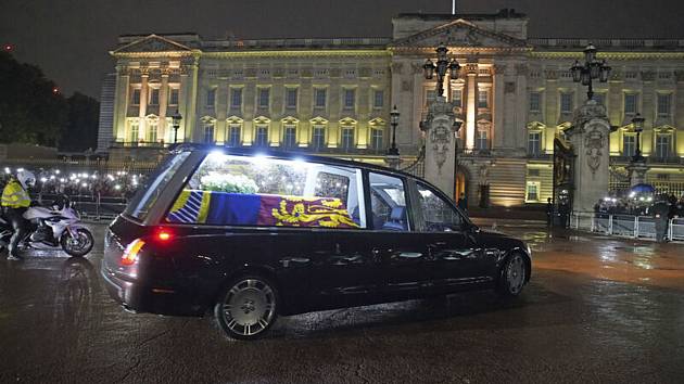 Vůz veze rakev se zesnulou královnou Alžběty II. do Buckinghamského paláce v Londýně, 13. září 2022