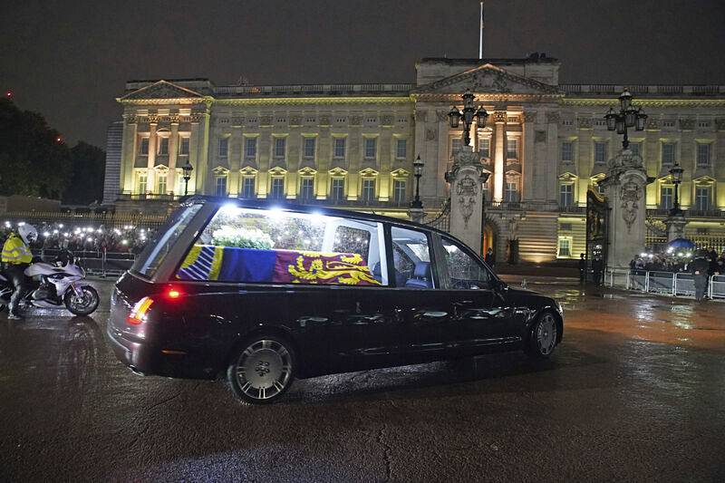 Vůz veze rakev se zesnulou královnou Alžběty II. do Buckinghamského paláce v Londýně, 13. září 2022