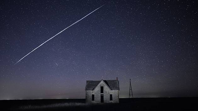Série satelitů sítě Starlink společnosti SpaceX na noční obloze pozorované z místa poblíž města Florence v americkém Kansasu. Snímek byl pořízen dlouhou expozicí 6. května 2021. Hlavním cílem projektu Starlink je lepší přístup k vysokorychlostnímu interne