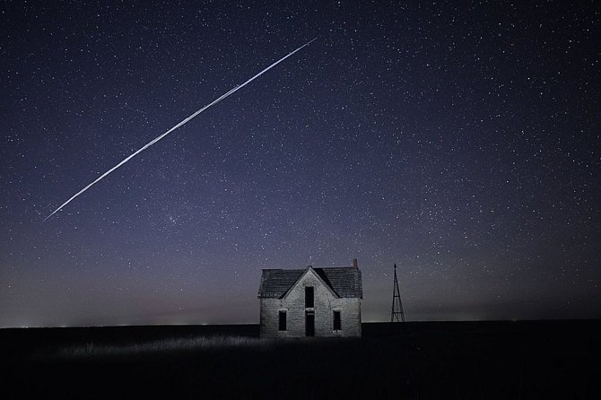 Série satelitů sítě Starlink společnosti SpaceX na noční obloze pozorované z místa poblíž města Florence v americkém Kansasu. Snímek byl pořízen dlouhou expozicí 6. května 2021. Hlavním cílem projektu Starlink je lepší přístup k vysokorychlostnímu interne