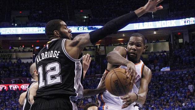 Kevin Durant z Oklahomy (vpravo) a LaMarcus Aldridge ze San Antonia.