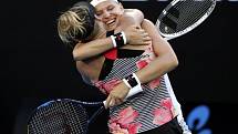 Zasloužená radost. Lucie Šafářová (vlevo) a Bathenie Matteková-Sandsová po triumfu na Australian Open.