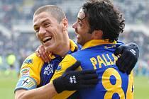 Stefano Morrone (vlevo) a Raffaele Palladino z Parmy se radují z gólu proti Juventusu.