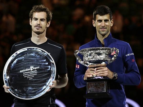 Pózování s trofejemi: Novak Djokovič a Andy Murray