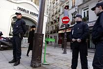 Britská mediální skupina Guardian poskytne francouzskému satirickému týdeníku Charlie Hebdo, který se ve středu stal terčem atentátu, finanční pomoc ve výši 100.000 liber.