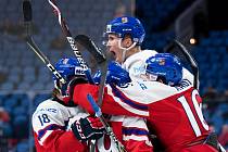 Čeští hokejisté se na MS dvacítek radují z gólu.