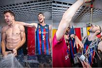 Jan Veselý a Tomáš Satoranský slaví zisk titulu basketbalistů FC Barcelona
