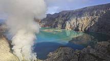 Jezero u sopky Kawah Ijen v Indonésii
