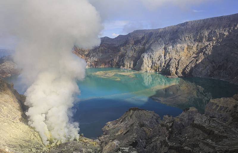 Jezero u sopky Kawah Ijen v Indonésii