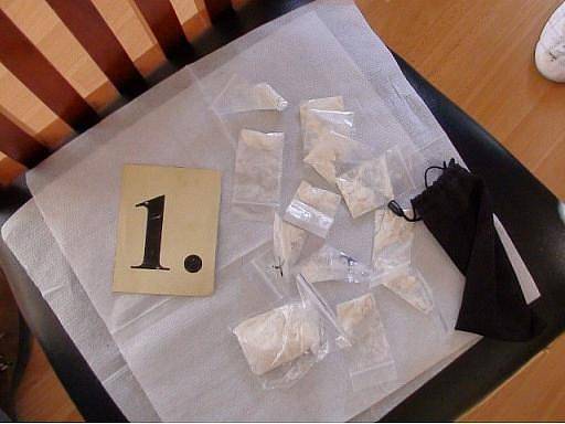 Policie obvinila mezinárodní skupinu šesti lidí, kteří se údajně zabývali dovozem kokainu z Jižní Ameriky. K nelegálnímu dovozu získávali jako kurýry české občany. 