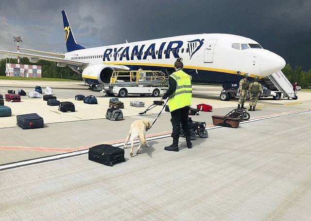 Pracovník letiště prověřuje zavazadla z letounu s registračním číslem SP-RSM, ve kterém cestoval běloruský novinář Raman Pratasevič.