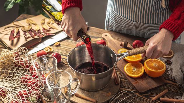 Nejen koření jako skořice, hřebíček, badyán či kardamon, ale také ovoce je skvělou přísadou do svařeného vína