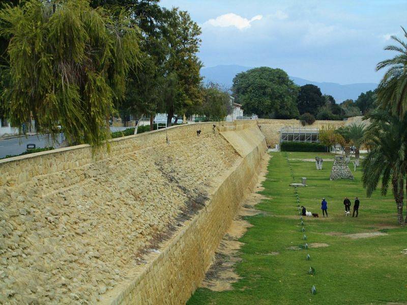 V kyperském hlavním městě Nikósie, respektive Lefkósie, které je rozděleno na tureckou a řeckou část, se mísí vlivy evropské a islámské. Jde o moderní město s množstvím historických památek. Na fotce benátské zdi.