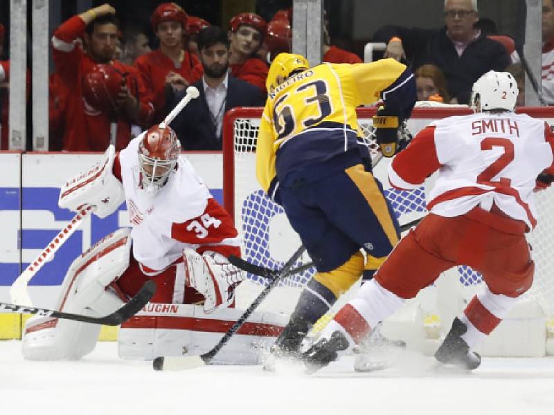 Brankář Petr Mrázek se v hokejové NHL zasloužil třiceti zákroky o výhru Detroitu nad Nashvillem 5:3 a byl vyhlášen druhou hvězdou utkání.