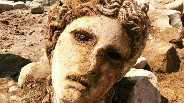 U Kolosea našli mramorovou hlavu boha Dionýsa. Posloužila jako materiál do  zdi - Deník.cz