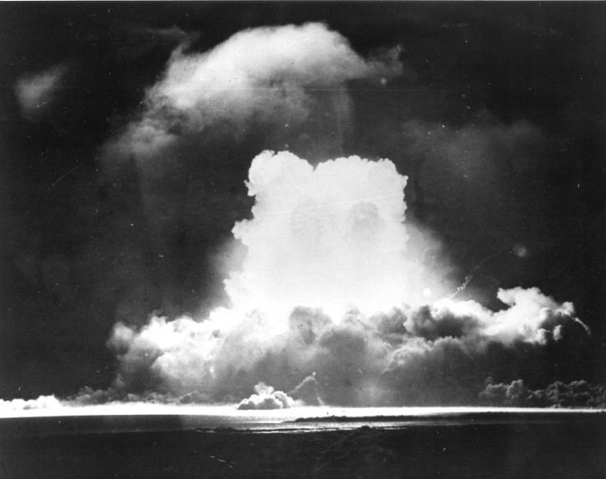 Poválečné období poznamenaly jaderné testy, které pomohla ukončit smlouva o částečném zákazu jaderných zkoušek z roku 1963, zakazující testování jaderných zbraní v atmosféře, ve vesmíru a pod vodou