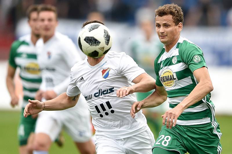 Semifinále fotbalového poháru MOL Cupu: FC Baník Ostrava - Bohemians Praha 1905, 24. dubna 2019 v Ostravě. Na snímku (zleva) Jánoš Adam a Hůlka Lukáš.