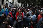 Katalánci se shromažďují před hlasovacími místnostmi na úsvit protiústavního referenda o odtržení regionu
