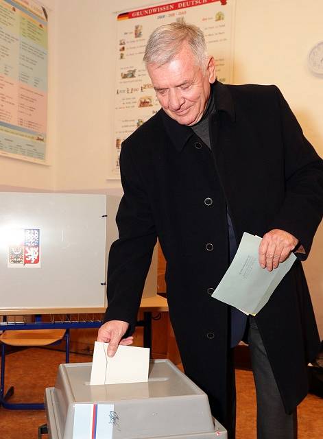 Vratislav Kulhánek ve volební místnosti