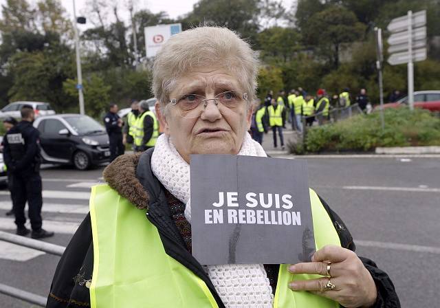 Protesty proti zvyšování cen paliv v Paříži.