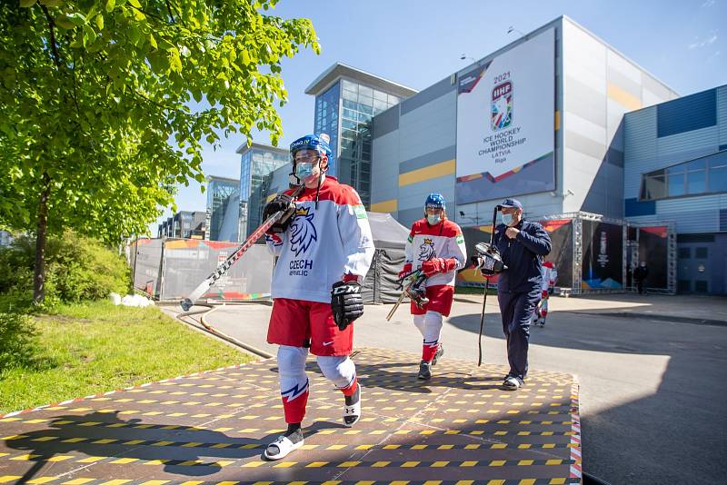 Čeští hokejisté se přesouvali z hotelu na oficiální focení.