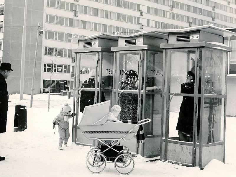 Telefonní budky na sídlišti, 80. léta 20. století