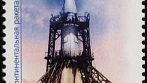 Ruská poštovní známka z roku 2004 s motivem rakety R-7. Ta se stala vůbec nejpoužívanější raketou v dobývání vesmíru