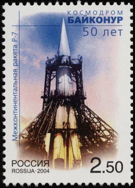 Ruská poštovní známka z roku 2004 s motivem rakety R-7. Ta se stala vůbec nejpoužívanější raketou v dobývání vesmíru