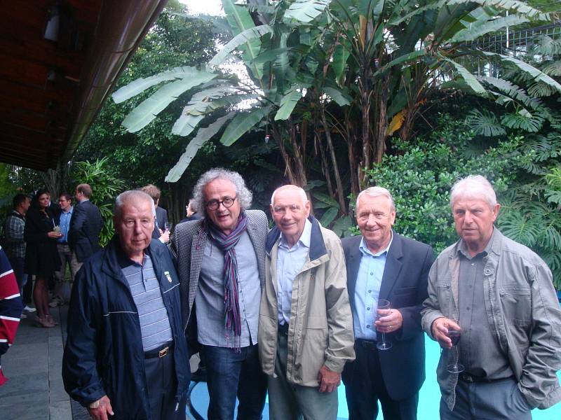 S bývalými fotbalovými reprzezentanty v Brazílii - (zleva) Josef Masopust, Jan Jiráň, Jiří Tichý, Josef Jelínek a Václav Mašek
