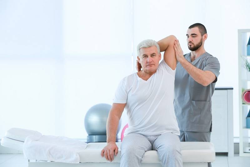 Domácí fyzioterapie je vhodná zejména pro ty, kdo mají omezenou hybnost, tudíž by se obtížně přepravovali na rehabilitační kliniku.