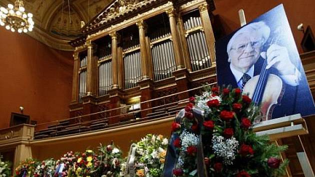 Lidé se mohli 14. července přijít naposledy rozloučit do pražského Rudolfina se zesnulým houslistou Josefem Sukem.