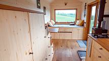 Od maringotky se tiny house odlišuje tím, že má ještě spací loft nahoře