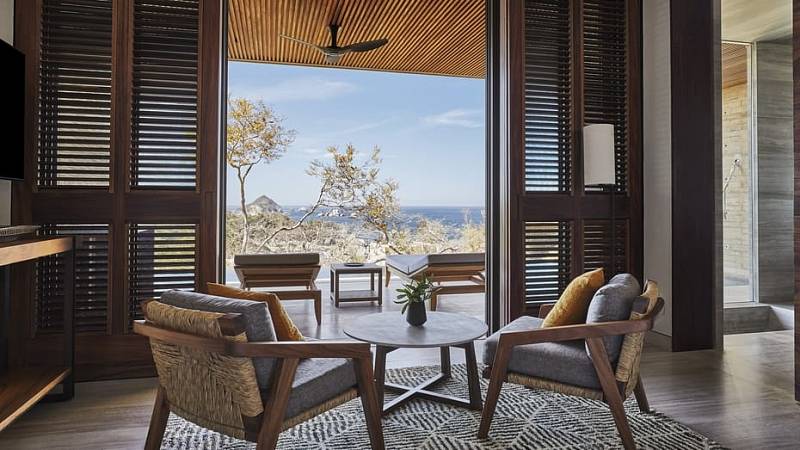 Pokoje a apartmány hotelu Four Seasons Resort Tamarindo jsou zařízeny v souladu s přírodou. Interiéru dominují dřevo či tkané textilie.
