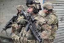 Příslušníci americké armády hlídkují v hlavním městě Afghánistánu Kabulu