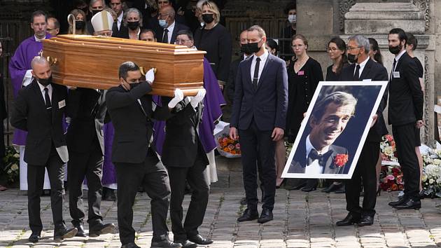 V kostele Saint-Germain-des-Prés v centru Paříže se 10. září 2021 uskutečnil pohřeb francouzského herce Jeana-Paula Belmonda, který zemřel v pondělí 6. září ve věku 88 let