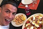 Cristiano Ronaldo si dopřává svých oblíbených kalamárů na dovolené.