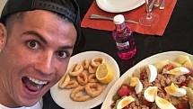 Cristiano Ronaldo si dopřává svých oblíbených kalamárů na dovolené.