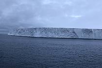 Dosud největší pozorovaná ledová kra A68 se odtrhla od antarktického ledovce Larsen C. Kra, která se stala hvězdou sociálních sítí, dostala pojmenování A68.