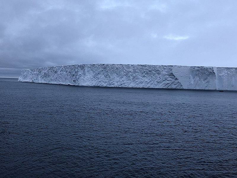 Dosud největší pozorovaná ledová kra A68 se odtrhla od antarktického ledovce Larsen C. Kra, která se stala hvězdou sociálních sítí, dostala pojmenování A68.