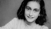 Anna Franková se směje na školního fotografa. Snímek byl pořízen na židovské střední škole v Amsterdamu Joods Lyceum v prosinci 1941