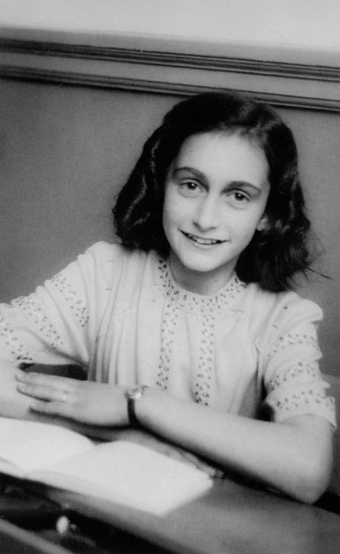 Anna Franková se směje na školního fotografa. Snímek byl pořízen na židovské střední škole v Amsterdamu Joods Lyceum v prosinci 1941