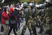 Běloruští policisté na opoziční demonstraci v Minsku