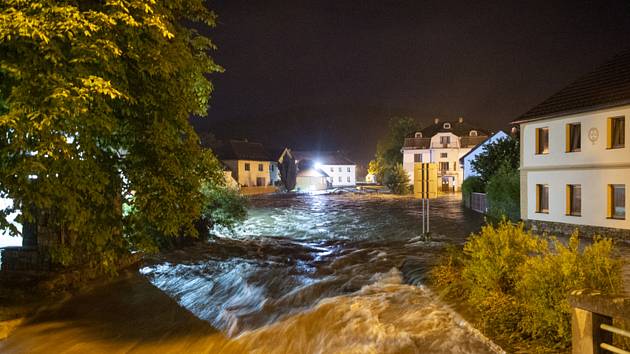 Rozvodněný Křemžský potok v Brlohu na Prachaticku vystoupal  29. června 2022 na 3. povodňový stupeň.