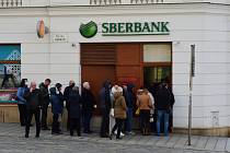 Fronta před pobočkou banky Sberbank.