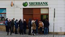 Fronta před pobočkou banky Sberbank.