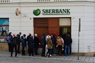Fronta před pobočkou banky Sberbank.
